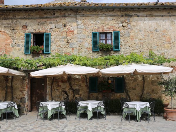 Tables,And,Awnings,Outside,An,Attractive,Tuscan,Country,Restaurant.