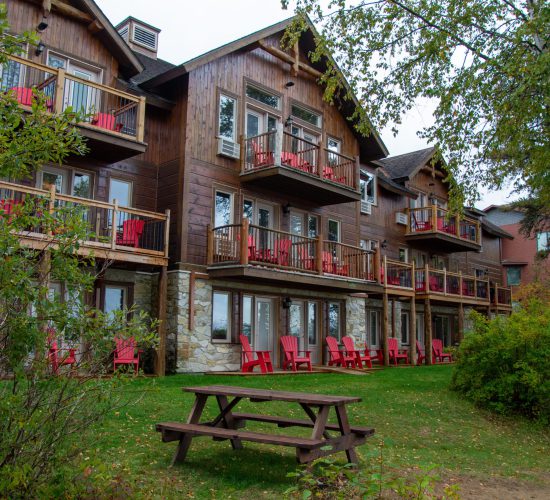 Beautiful,And,Large,Inn,Near,A,Wild,Lake,In,Quebec,